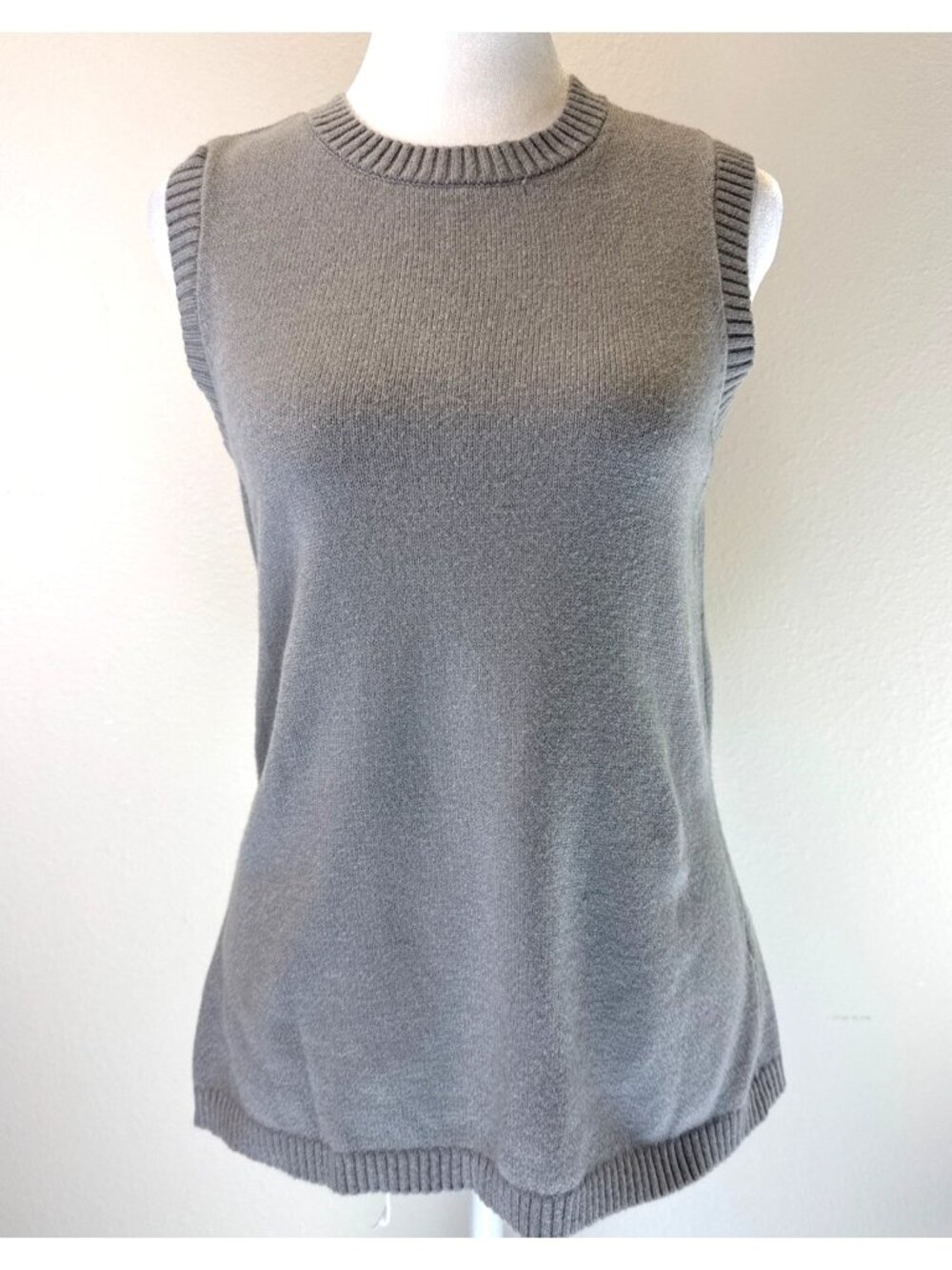 Dg2 Sleeveless Gray Sweater Top Small Rayon Blend Lightweight Women’s Knit